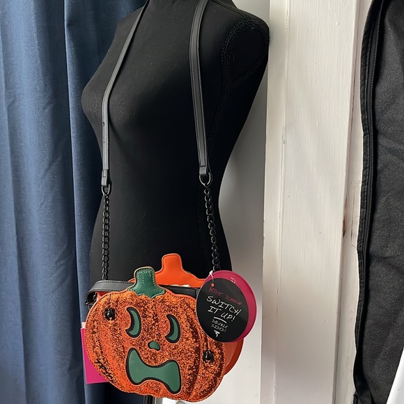 Betsy Johnson glow-in-the-dark pumpkin pocketbook, different face on each side - Picture 8 of 13